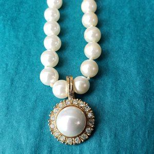 2/30$ Vintage Roman faux pearls necklace and rhinestones